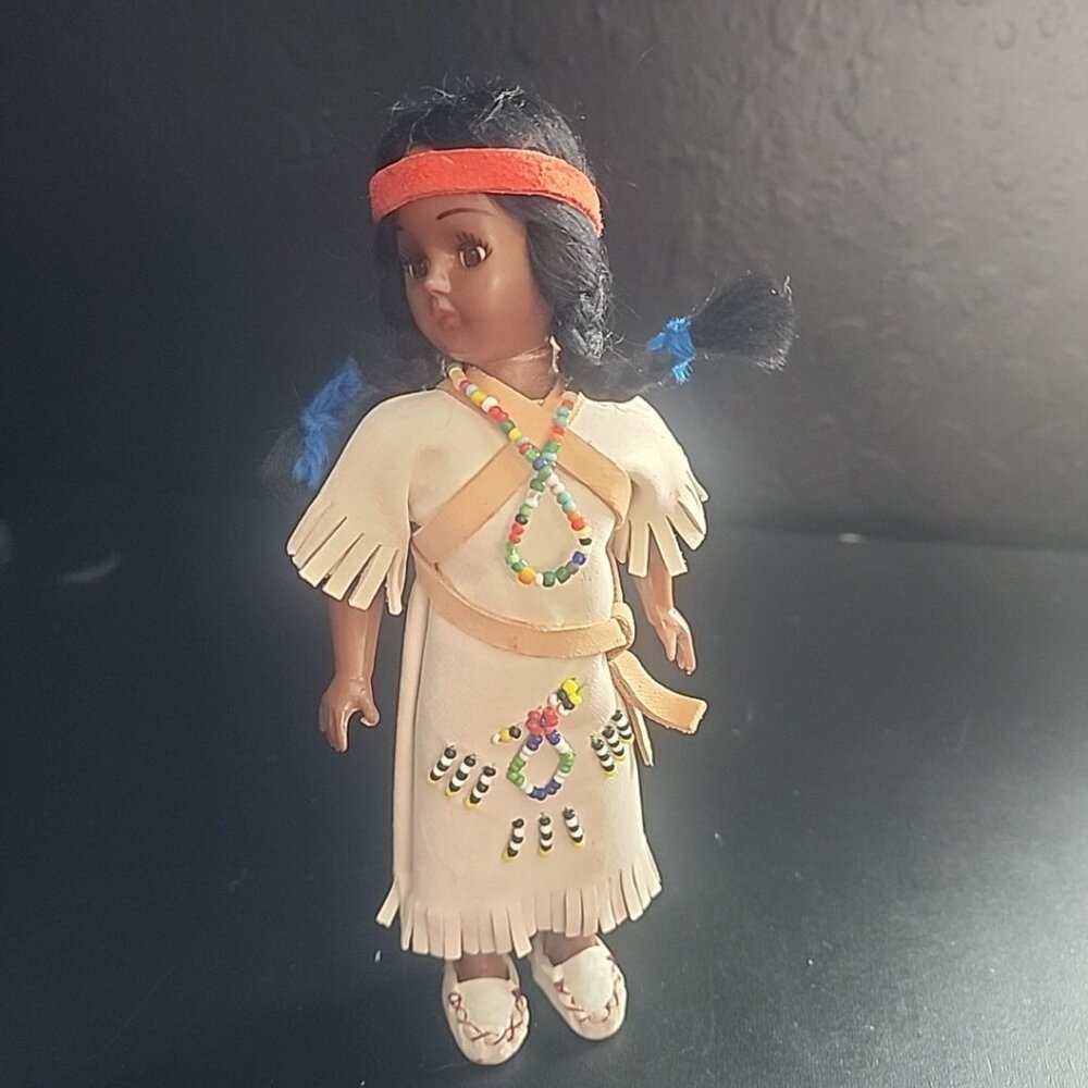 Vtg Native American Doll 7 1/4" Sleepy Eyes Leather Details Hand Beaded & Baby